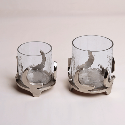 حامل شموع على شكل هلال باللون الفضي