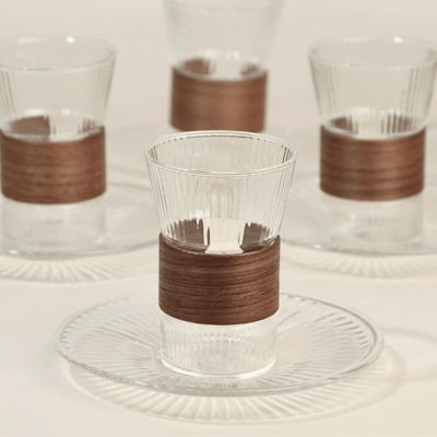 طقم استكانات شاي مع حزام خشبي