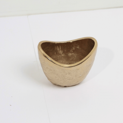 وعاء باللون الذهبي