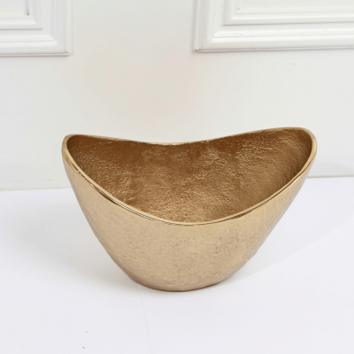 وعاء باللون الذهبي