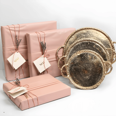 طقم من صواني التقديم من الالومنيوم باللون الذهبي