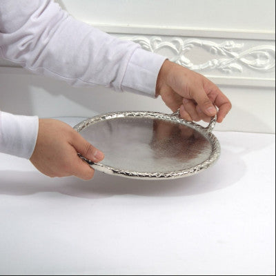 طقم من صواني التقديم من الالومنيوم باللون السلفر