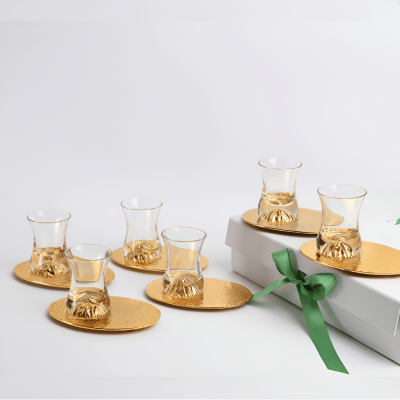 طقم من ٦ استكانات مذهبة مع صحون نحاسية باللون الذهبي