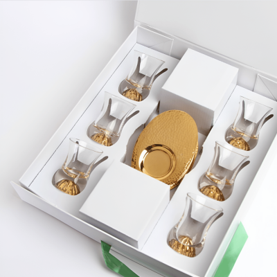 طقم من ٦ استكانات مذهبة مع صحون نحاسية باللون الذهبي