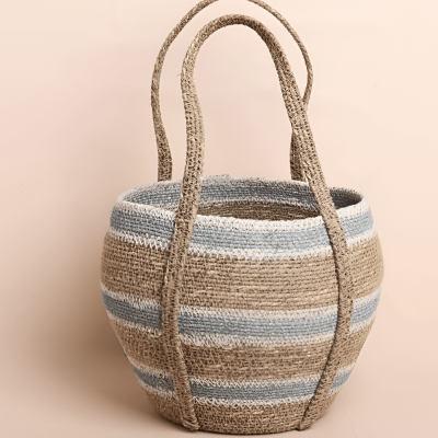 ( كبير)سلة يدوية مخططة من الأعشاب البحرية - أزرق فاتح / بيج