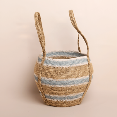 (صغير) سلة يدوية مخططة من الأعشاب البحرية - أزرق فاتح / بيج