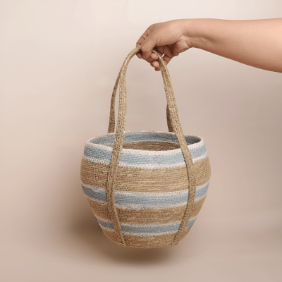 (صغير) سلة يدوية مخططة من الأعشاب البحرية - أزرق فاتح / بيج