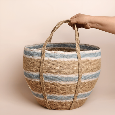 ( كبير)سلة يدوية مخططة من الأعشاب البحرية - أزرق فاتح / بيج