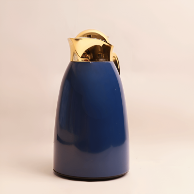 مطارة باللون الأزرق الغامق مع كركوشة