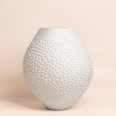 فازة بورسلين باللون الأبيض