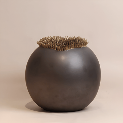 فازة سيراميك باللون الأسود والذهبي