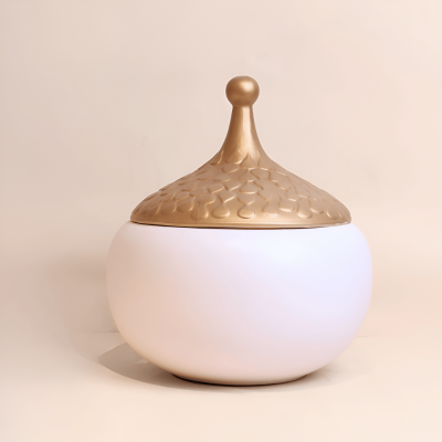 وعاء من السيراميك باللون الأبيض والذهبي