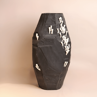 فازة سيراميك صناعة يدوية باللون الأسود