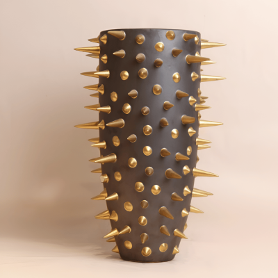 فازة سيراميك باللون الأسود والذهبي