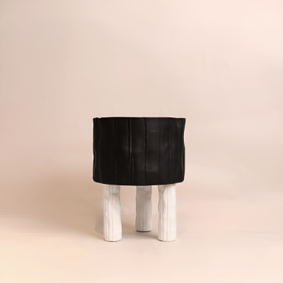 فازة سيراميك باللون الأسود