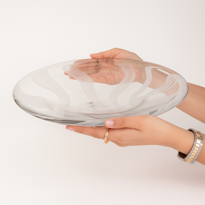 وعاء تقديم بيضاوي مخطّط - أبيض