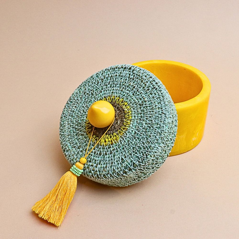 صندوق ريزن مع غطاء من السيغراس – أصفر