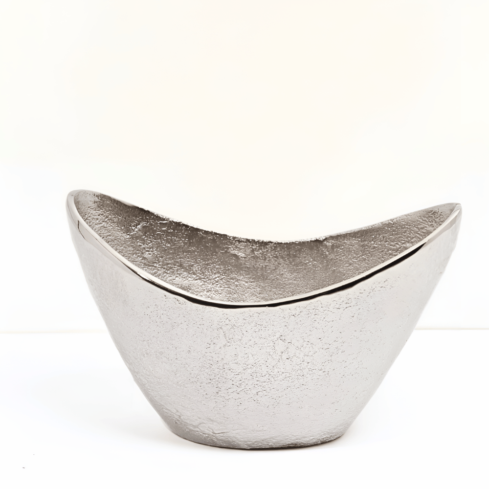 وعاء باللون الفضي