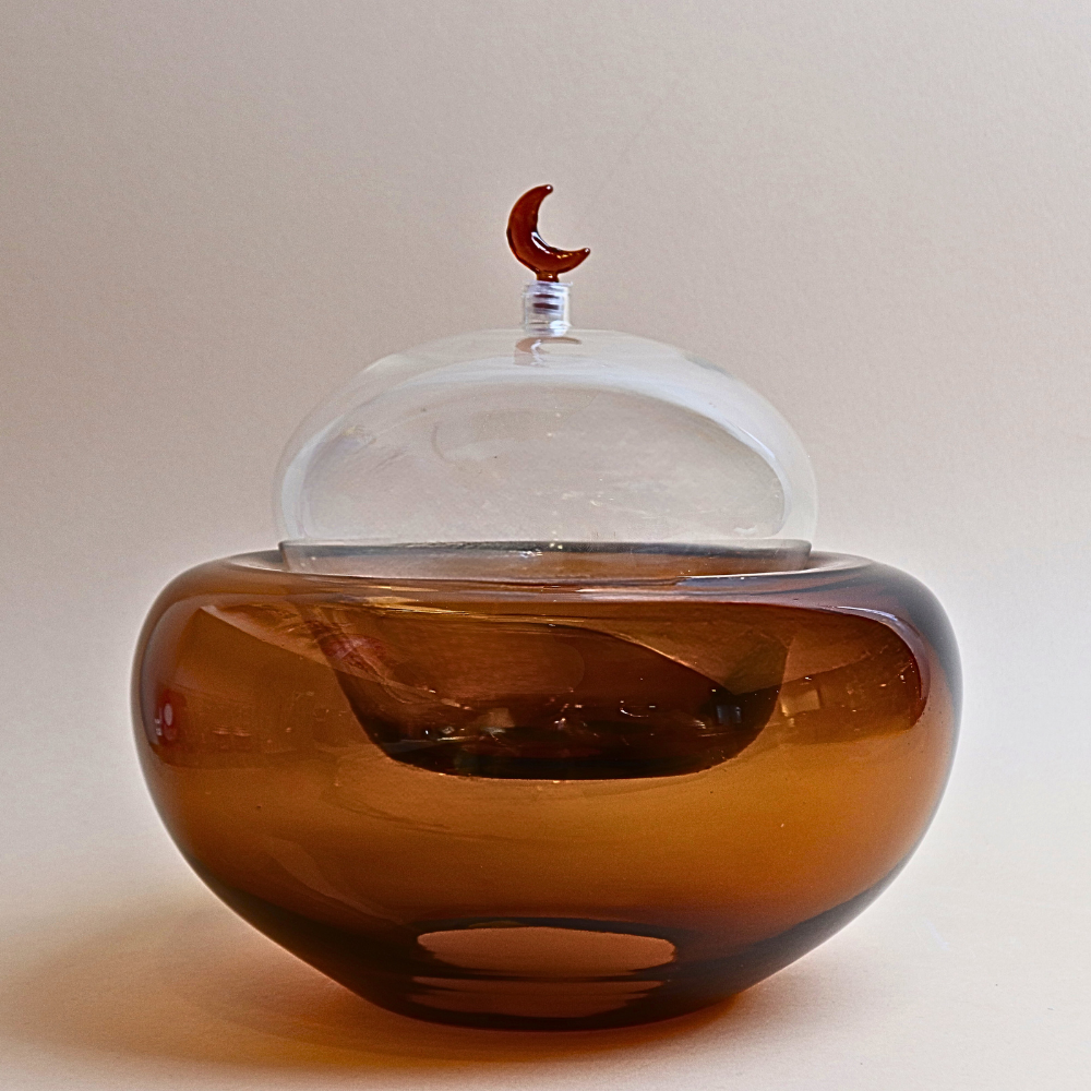 وعاء زجاجي بغطاء – لون كهرماني