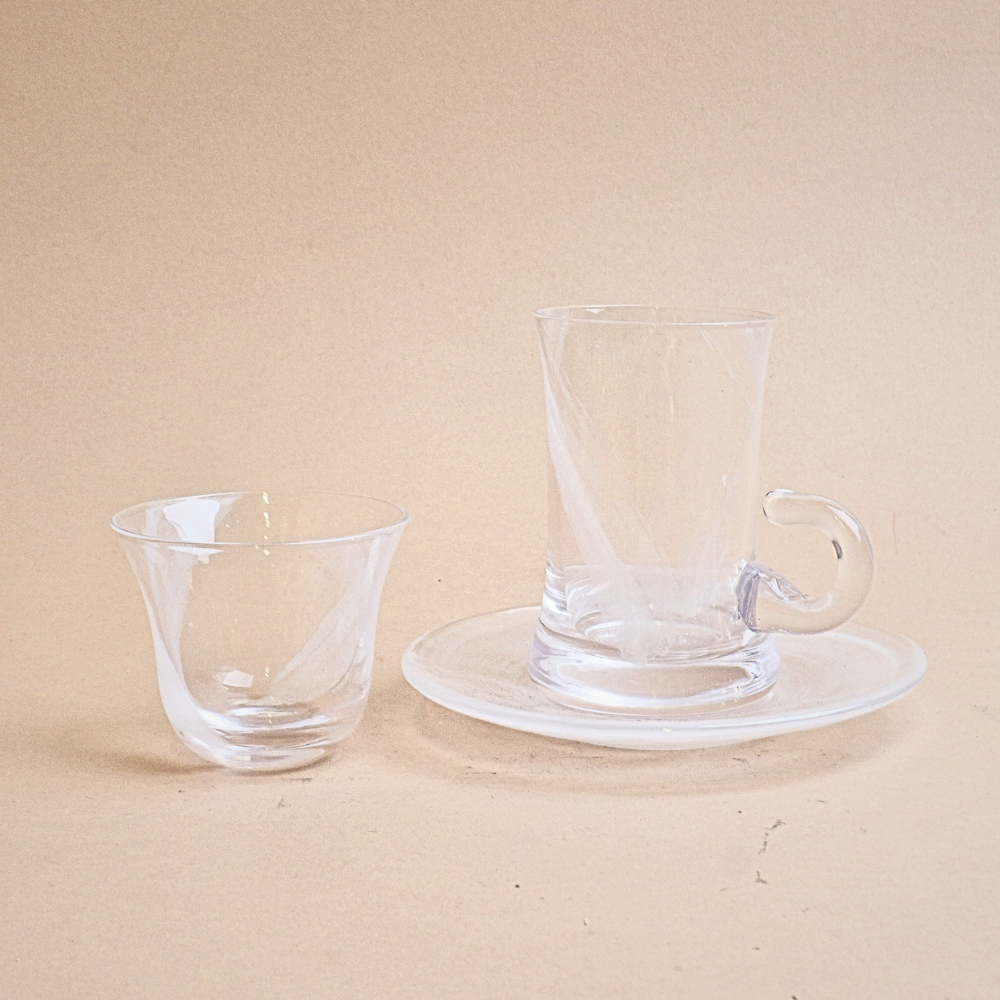 طقم استكانة زجاجية مموجة مع صحون وفناجين (أبيض) – 18 قطعة