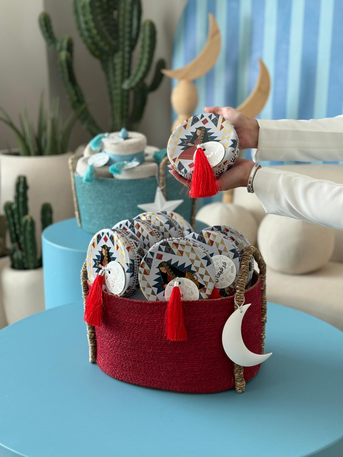 Gargeean Basket with 8 Tins